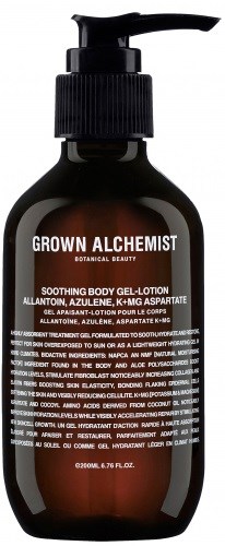 En brun pumpeflaske mærket 'Grown Alchemist' med lotion eller gel, med en sort pumpe.