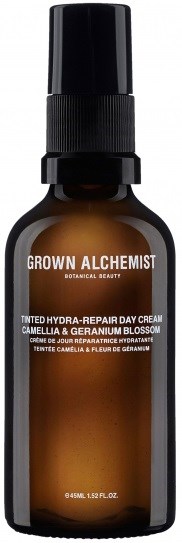En liten brun sprayflaske med svart lokk, merket GROWN ALCHEMIST, Botanical Beauty, Tinted Hydra-Repair Day Cream.
