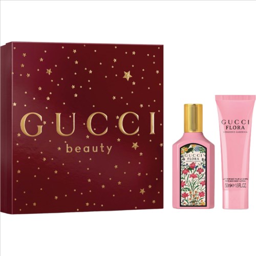Ett presentset med en röd box, en rosa sprayflaska och en rosa tub, alla märkta Gucci Flora.