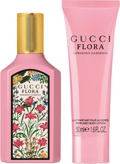 Två rosa flaskor med Gucci Flora-parfym och kroppslotion med blommönster och svarta och guldiga detaljer.