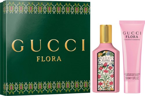 Gucci Flora parfum giftset met roze fles en bloemenetiket, inclusief bodylotion in roze tube en versierde doos.