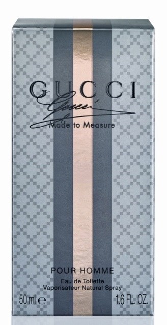 Eine Parfühschachtel in Blau, Pink und Grau mit dem Wort 'GUCCI' und Streifendekor.