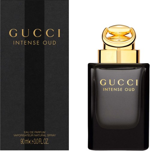 En parfyllflaska med svart och guld design, märkt 'Gucci Intense Oud' och en matchande förpackning.