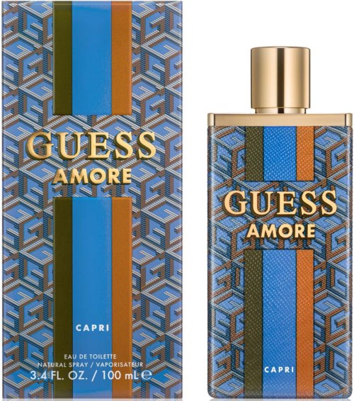 En parfymeflaske og eske med blå geometrisk mønster, gull- og blå loddrette striper, og ordene "GUESS AMORE" og "CAPRI."