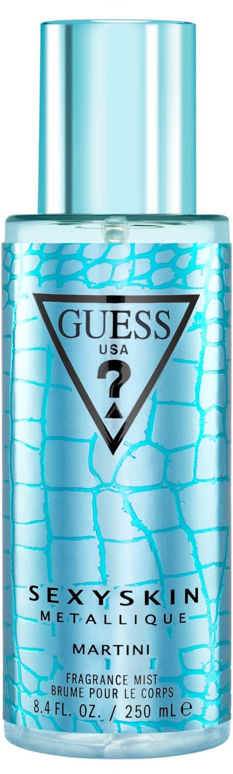 En høy, sylindrisk flaske med lys blå farge og blank kork. Det er en Guess-parfyme kalt Sexy Skin Metallic.
