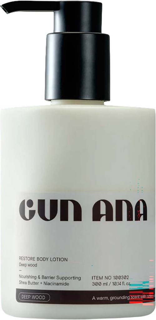 Eine weiße Lotionflasche mit schwarzem Pumpknopf, markiert Gun Ana, für tiefe Holzpflege.