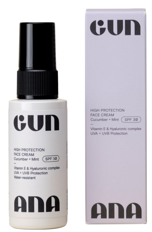 En vit flaska ansiktskräm, märkt 'GUN,' med svart lock, bredvid en vit förpackning. Produkten har SPF 30.