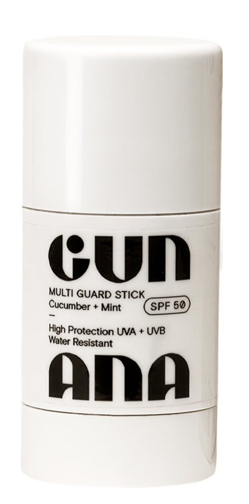 Ein weißer Behälter mit schwarzem Text, zeigt Sonnencreme mit SPF 50, Gurke und Minze Duft, wasserfest und UVA UVB Schutz.