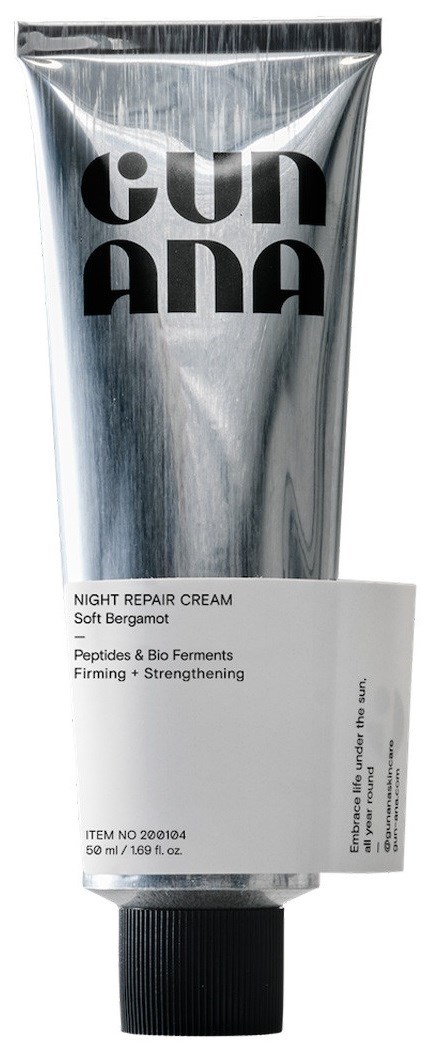 Silberne Tube mit Nachtcreme, schwarzer und weißer Text, erwähnt Straffung und Stärkung.