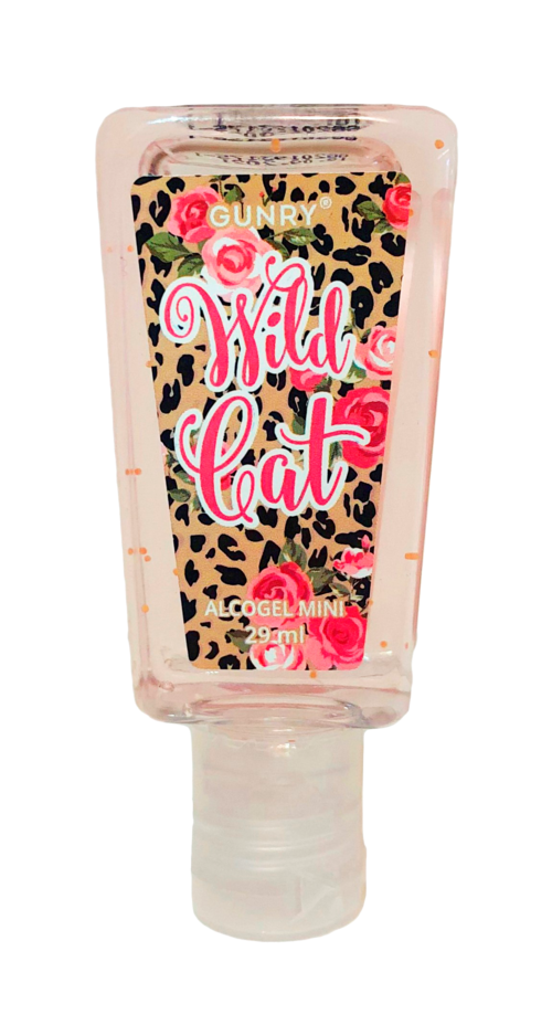 En liten flaska med etikett med blommor och djurprint som säger "Wild Cat", innehållande en gelé eller kräm.