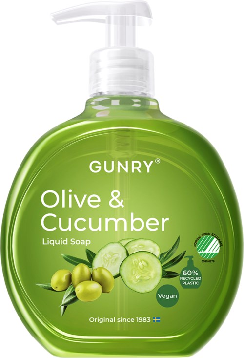 En grön flytande tvålflaska med pump, märkt 'GUNRY Olive & Cucumber', vegansk, återvunnen plast och svensk ursprung.
