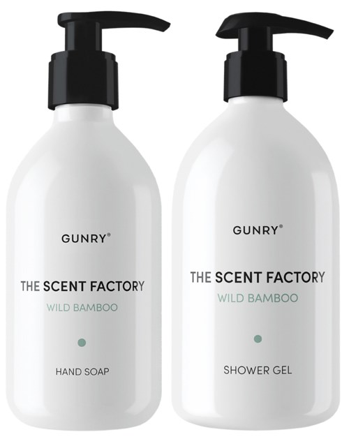 Två vita flaskor med svarta pumpmunstycken, märkta 'Hand Soap' och 'Shower Gel' från 'The Scent Factory Wild Bamboo'-serien.