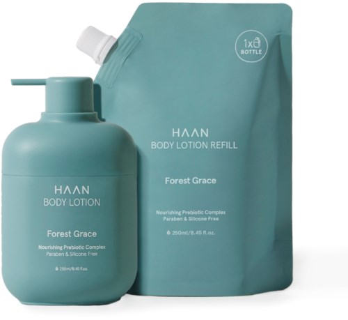 Een teal gekleurde fles en navulverpakking van HAAN Forest Grace lichaamslotion, aangeduid als voedend en vrij van parabenen en siliconen.