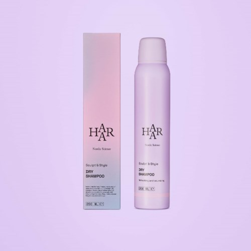 Pitkä, vaaleanpunainen pullo ja laatikko mustalla tekstillä, merkitty luonnontieteen kuiva shampoo.