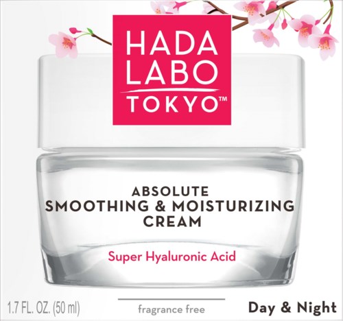 En krukke med Hada Labo Tokyo ansiktskrem med kirsebærblomster i bakgrunnen.