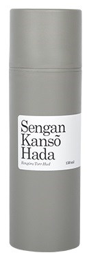 En lång grå flaska med vit etikett som säger 'Sengan Kansō Hada', 360ml.
