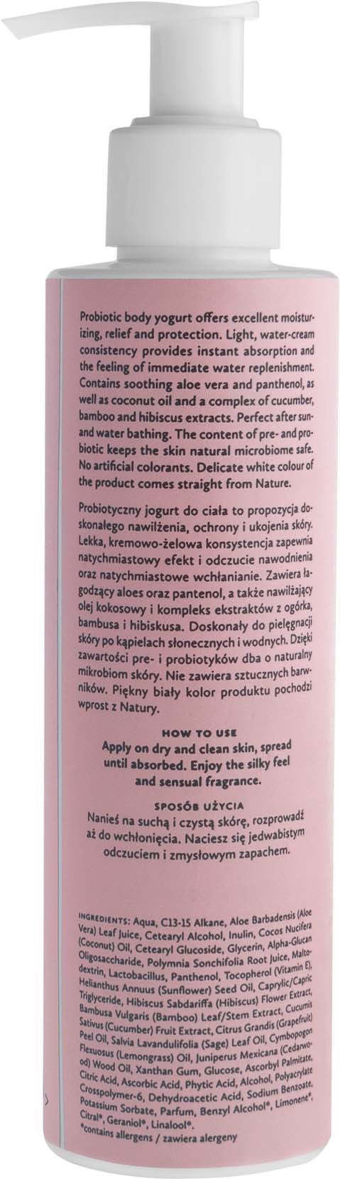 Pink flaske med pumpe, sandsynligvis et hudpleje- eller kropslotionprodukt, med detaljeret tekst om instruktioner og ingredienser.