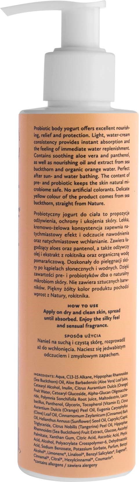 Een lange, roze fles met witte pomp, bevat lotion of lichaamsolie, met gedetailleerde tekst op het label.