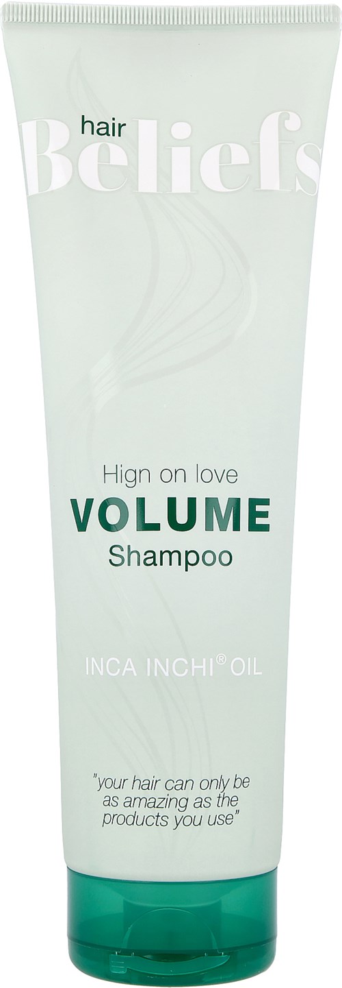 En hvit flaske med grønne detaljer merket 'Volume Shampoo' av Beiersk, nevner Inca Inchi Oil og kjærlighet for hår.