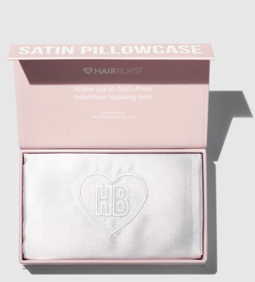 Rosa box märkt 'Satin Pillowcase' för hår, med embossad hjärta och 'HB'. Öppnar till mjukt tyg inuti.