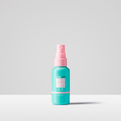 En blå flaske med rosa sprayhode, merket 'Volume & Growth Elixir' for hårvekst.
