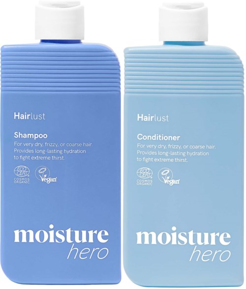 To blå flasker med Hairlust Moisture Hero sjampo og balsam med hvite korker, inkludert produkt- og varemerkeinformasjon.