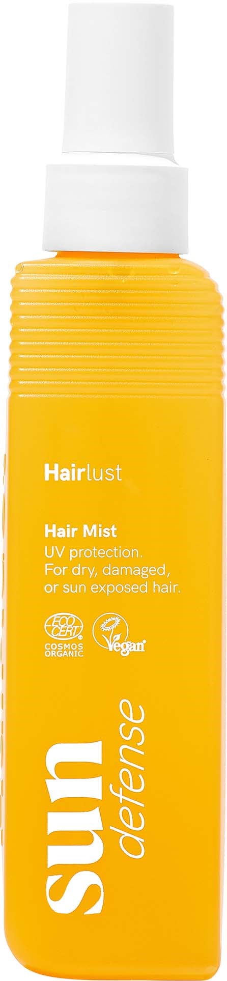 Keltainen suihkepullo nimeltä Sun Defense Hair Mist UV-suojaksi, vegaani, vaurioituneeseen tai auringolle altistuneeseen hiukseen.