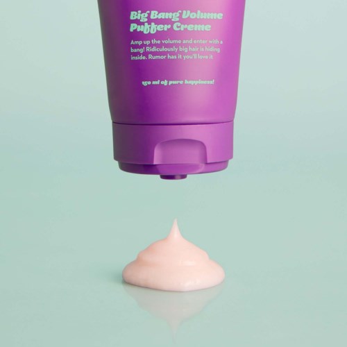 En lilla flaske mærket 'Big Bang Volume Puffer Creme' hælder en klat rosa creme ud.