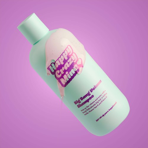 Shampoo-fles met lichtgroene dop en paarse en roze label op een paarse achtergrond.