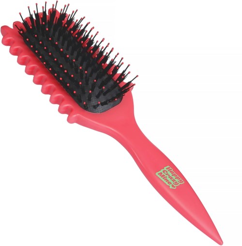 Eine rosa Haarbürste mit schwarzen und roten Borsten und einem Griff mit einem Goldaufkleber.