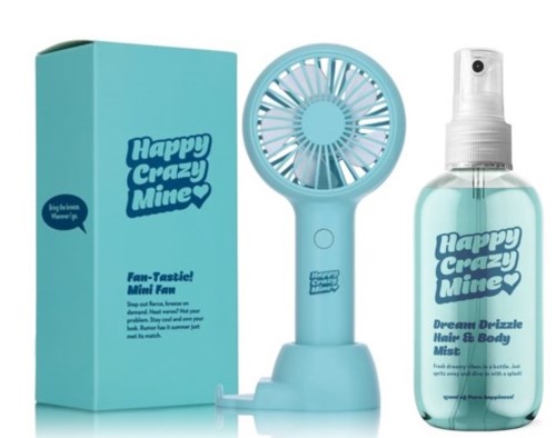 Een blauwe handventilator en een lichtblauwe sprayfles met tekst, verpakt onder de naam Happy Crazy Mine.