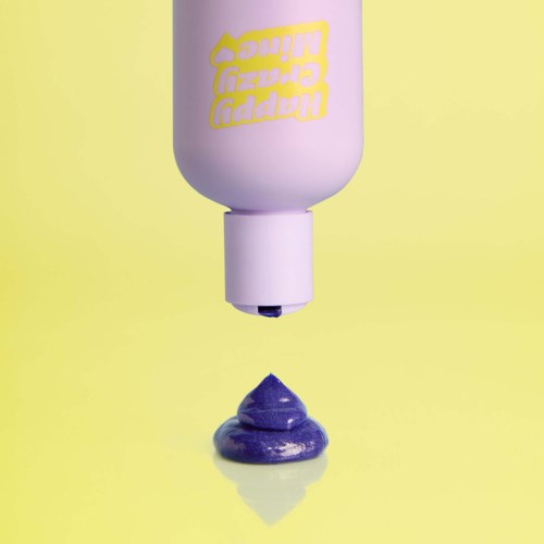Een fles met gele tekst ondersteboven boven een paarse substantie op een gele achtergrond.