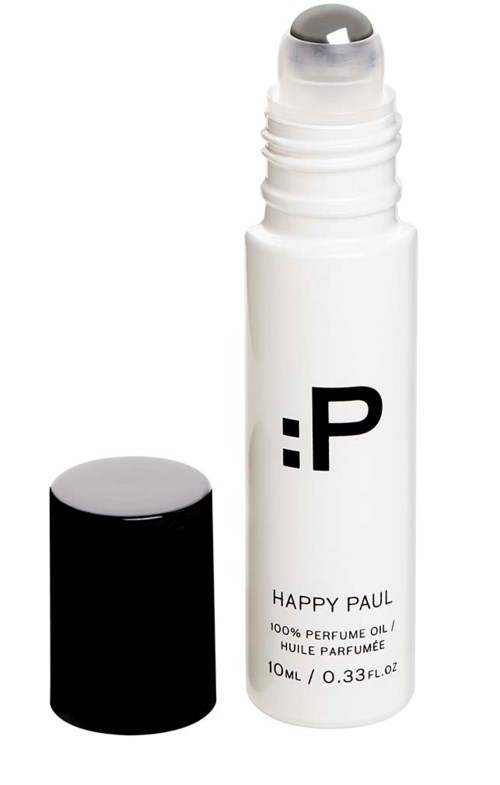 En liten vit flaska med svart lock, märkt "Happy Paul," innehåller parfymolja, med locket borttaget.