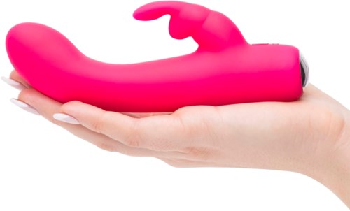 Een roze gebogen vibrator met een kleine draaiende kop, vastgehouden in een hand.