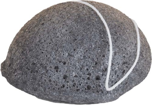 En glatt, grå stein med hvite linjer på overflaten, isolert på hvit bakgrunn.