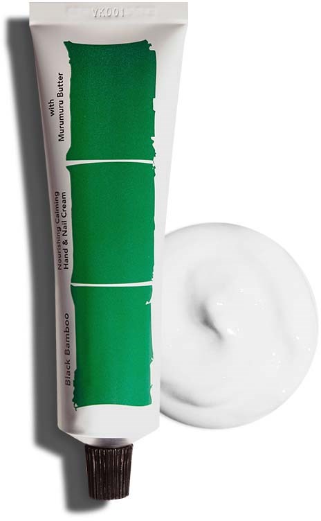 En tube hånd- og neglecreme med grønt design ved siden af en klat hvid creme.