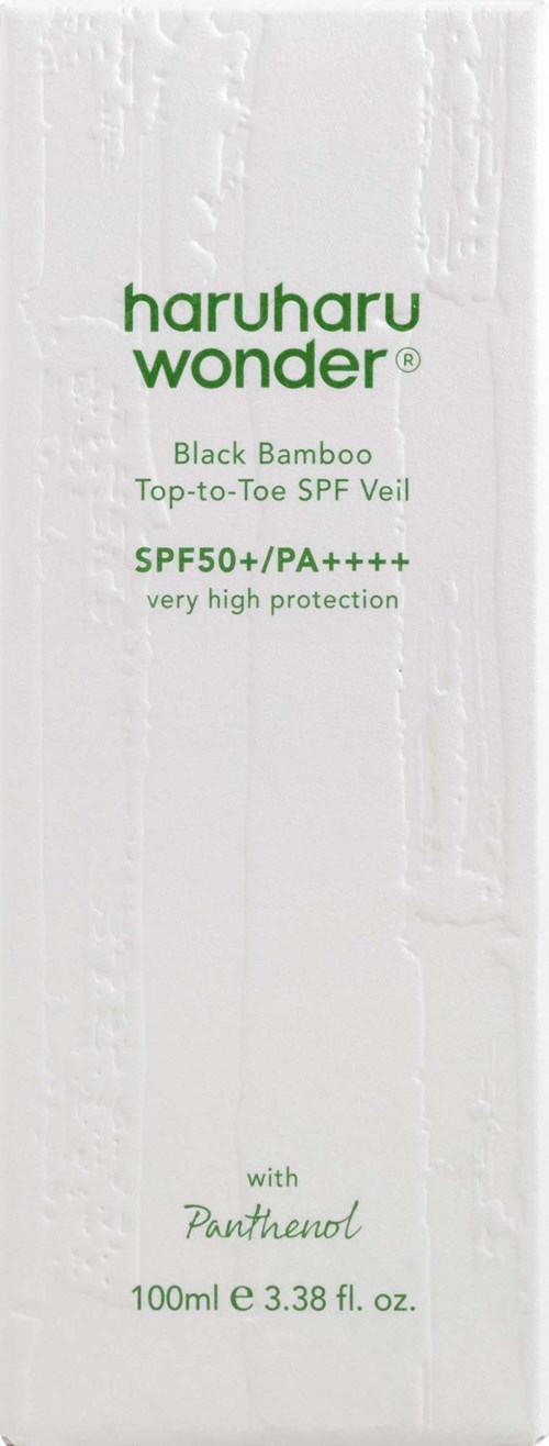 Eine weiße Verpackung mit grüner Beschriftung beschreibt Hautpflegeprodukt mit SPF 50 und Panthenol.