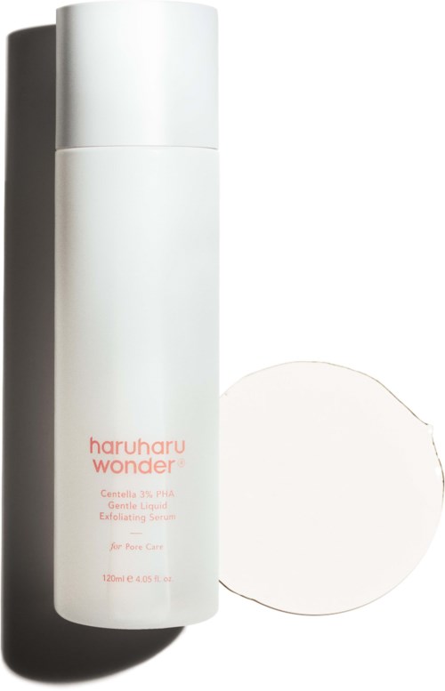 Eine weiße Flasche mit rosa Text labeled "haruharu wonder" ist zu sehen, mit einem runden Wattepad daneben.
