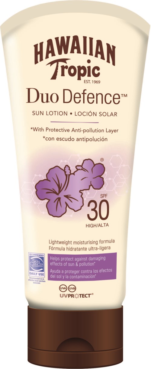 Hawaiian Tropic Duo Defence zonnebrand crème met SPF 30, paarse hibiscusbloemen, en een beschermende anti-vervuilingslaag.
