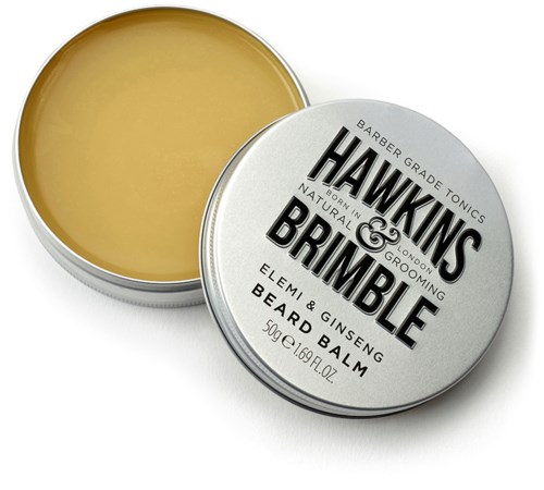 En silverburk innehåller skäggbalsam märkta Hawkins & Brimble, naturliga ingredienser och doft av citrongräs och ginseng.