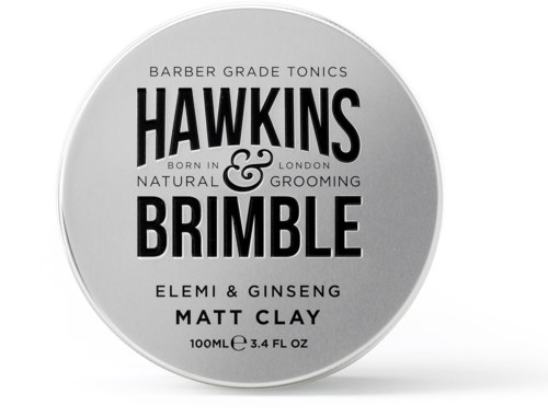 En cirkulär etikett med svart och grå text för en barberarprodukt av Hawkins & Brimble av Matt Clay.