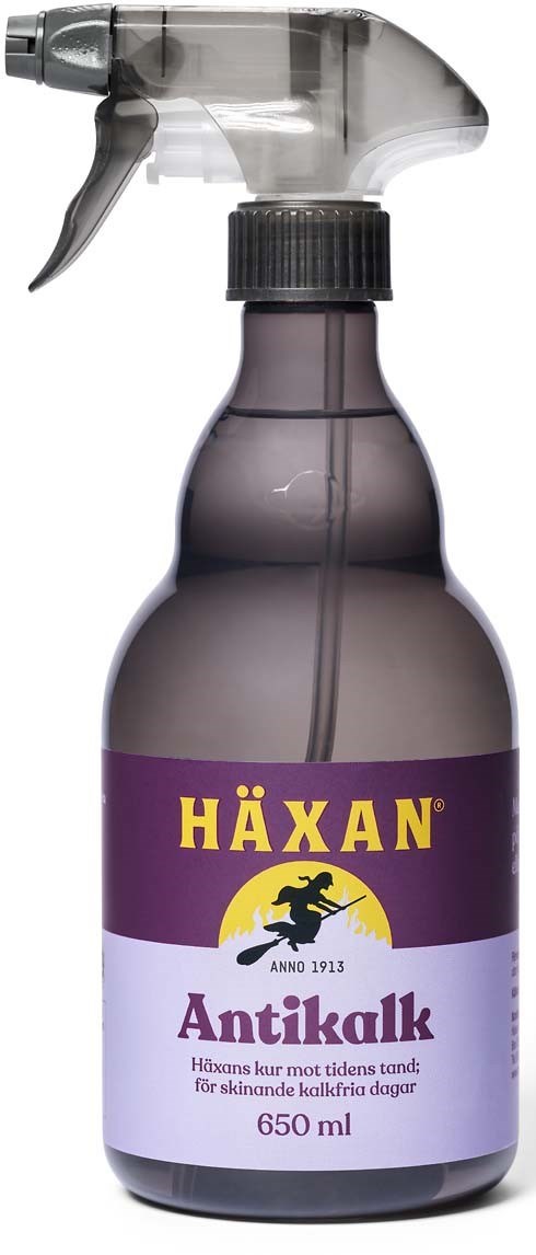 Butelka z opryskiem z fioletową etykietą Häxan Ant Kill, służąca do zabijania much. Posiada dyszę i 650 ml pojemności.