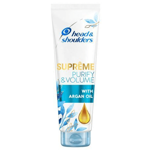 En tub med Head & Shoulders schampo för rening, volymgivande hår med arganolja, med blå och vita färger och en gulddroppe.