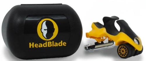 Żółto-czarna zabawkowa motocykl z zdejmowanym kaskiem i pasującym pudełkiem na kask z logo HeadBlade.