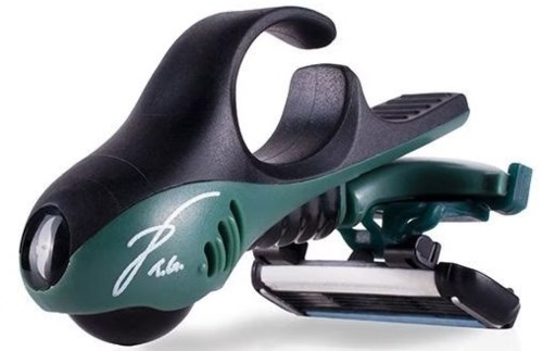 Een groene en zwarte handbediende apparaat met clip, licht en knoppen, waarschijnlijk een barcode-scanner of soortgelijk gereedschap.