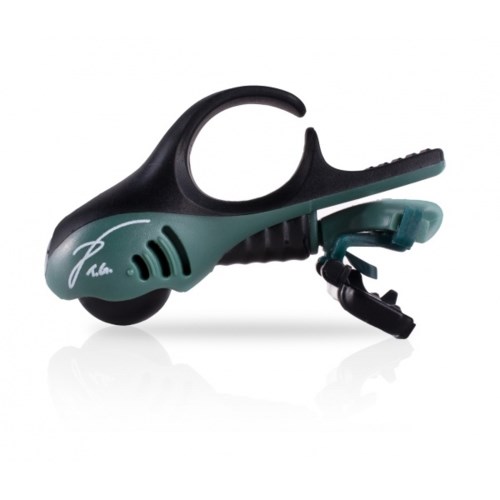 Een klein, groen en zwart apparaat met handvat, clip en een ronde onderdeel, mogelijk een tuin- of schoonmaakgereedschap.