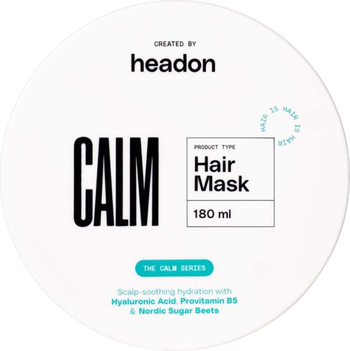 Calm hårmaske i krukke med svart- og turkisfarget tekst, fremhever ingredienser som hyaluronsyre og nordiske sukkerbeter.