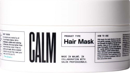 Hvit beholder merket CALM Hårmaske med instruksjoner og ingredienser på siden.