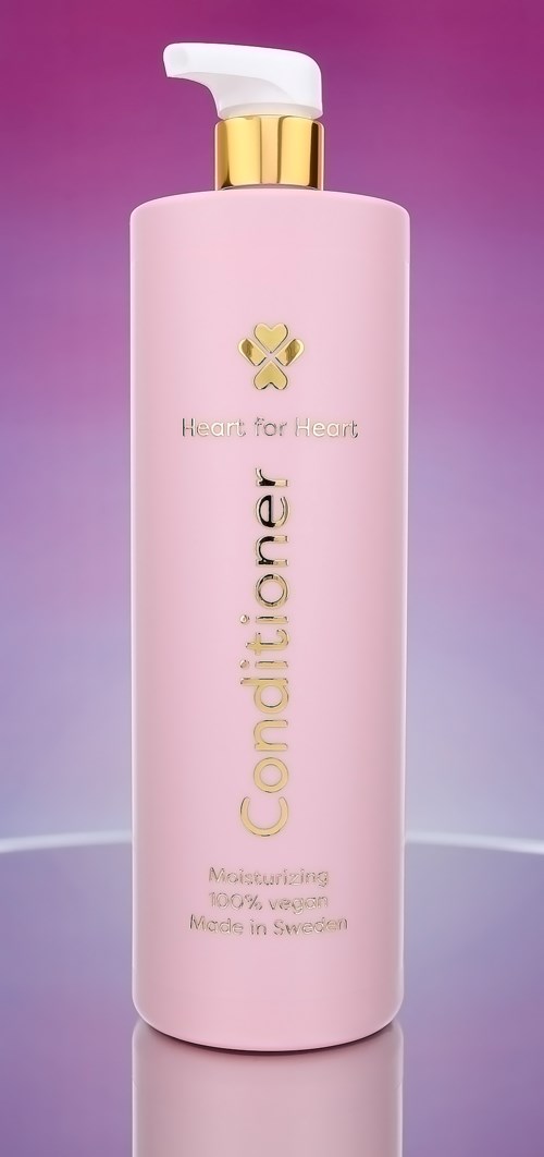 En rosa flaske med gullkork og hvit pumpe, merket 'Conditioner' for hårpleie.