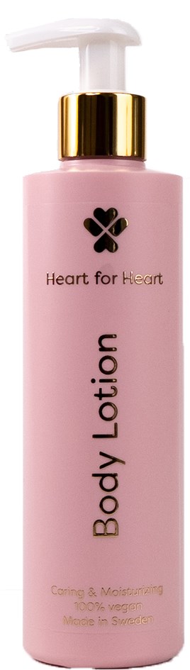 Valkoinen vartalovoide pullo, jossa on pumppu, kultainen osio ja sydänlogo. Teksti sanoo 'Heart for Heart' ja 'Body Lotion'.